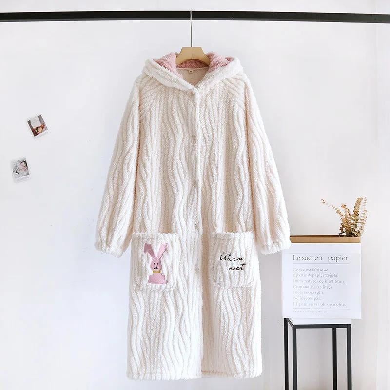 Vue de face d'une robe de chambre en Pilou Pilou blanc