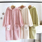 Robe de chambre blanche avec capuche et poches frontales