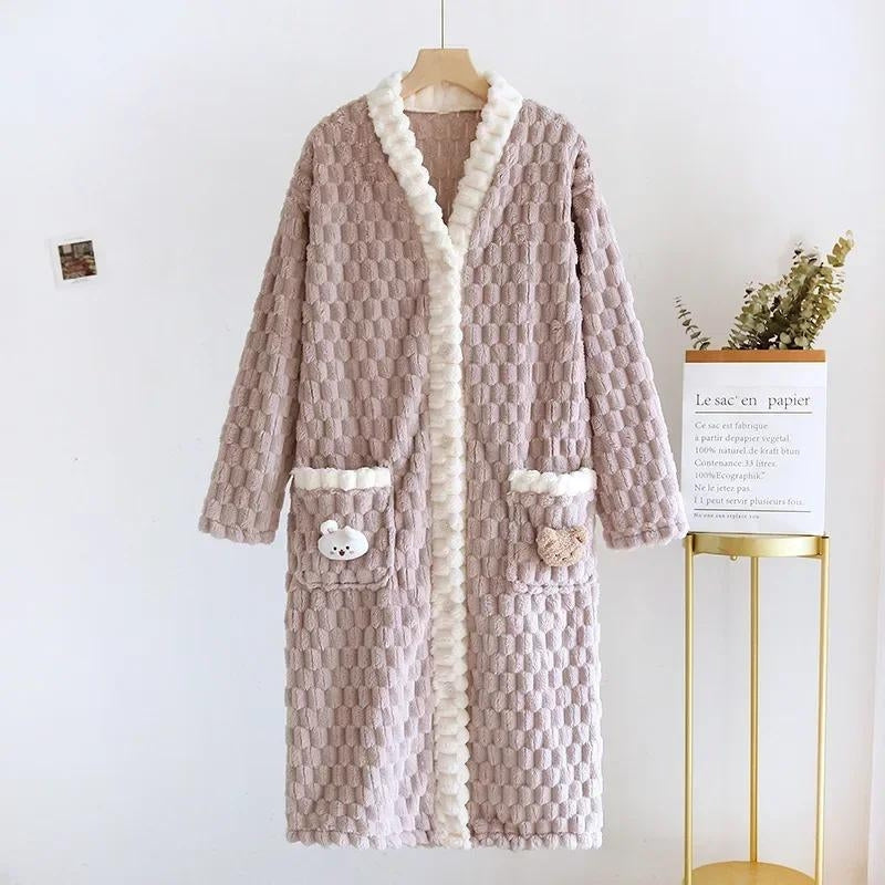 Vue de face d'une robe de chambre mauve ultra douce