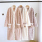 Robe de chambre mauve en peluche avec poches visibles