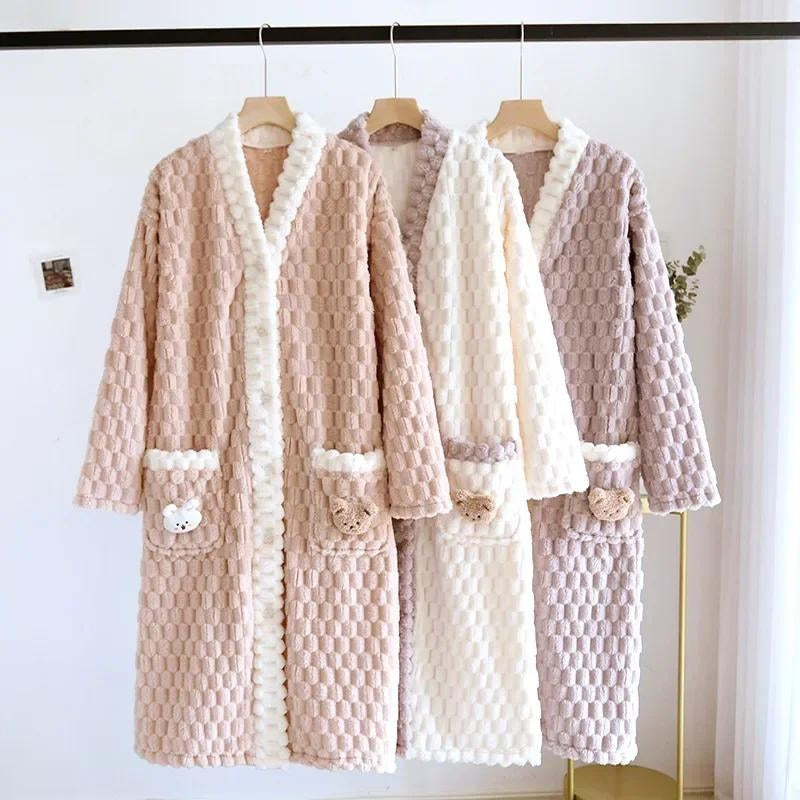 Robe de chambre mauve en peluche avec poches visibles