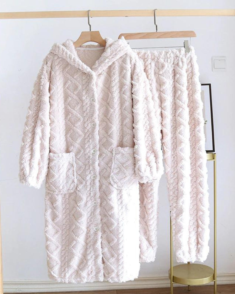 Vue de côté de la robe de chambre pilou, capuche visible