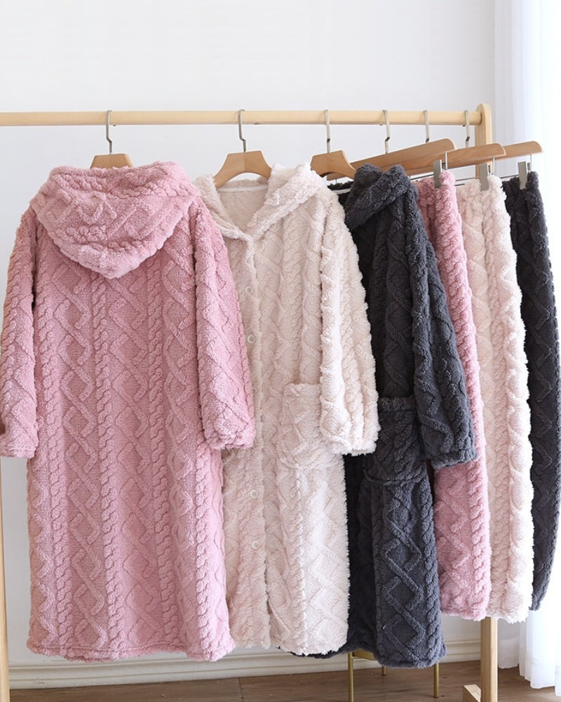 Détail des motifs croisés et boutons sur la robe de chambre