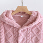 Robe de chambre rose pastel avec capuche et poches visibles