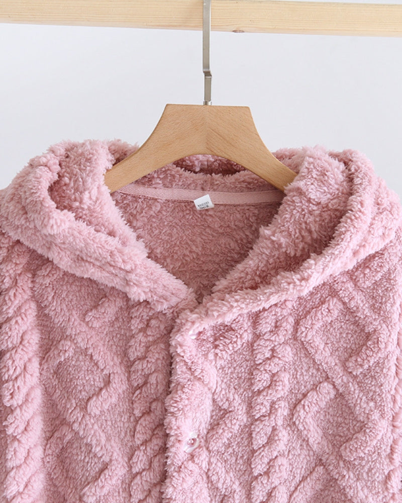 Robe de chambre rose pastel avec capuche et poches visibles