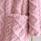 Détail des motifs torsadés sur la robe de chambre douce