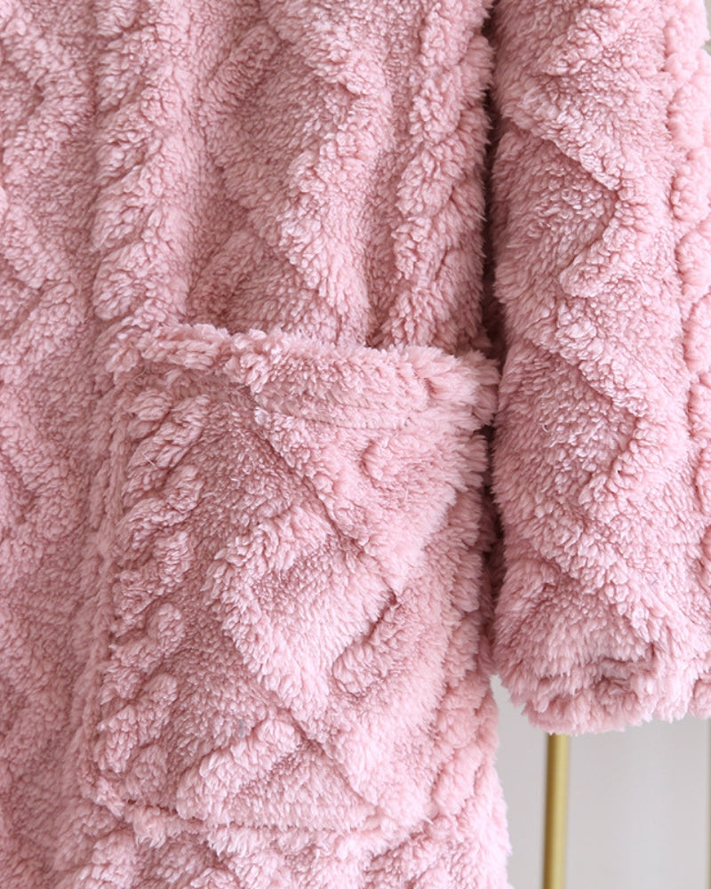 Détail des motifs torsadés sur la robe de chambre douce