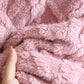 Gros plan sur la fermeture à boutons de la robe de chambre