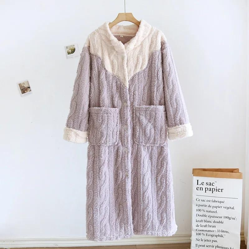 Robe de chambre violette et beige avec capuche et poches
