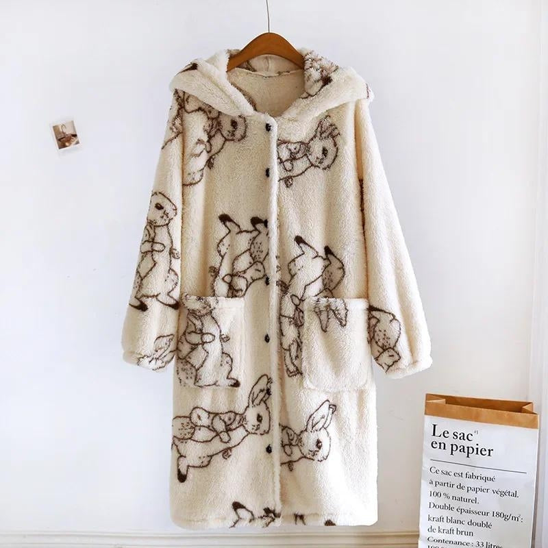 Vue de face d'une robe de chambre polaire crème