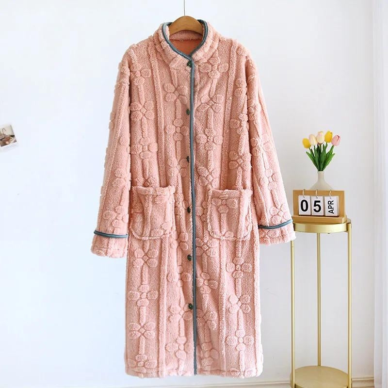 Vue de face d'une robe de chambre polaire rose pour femme