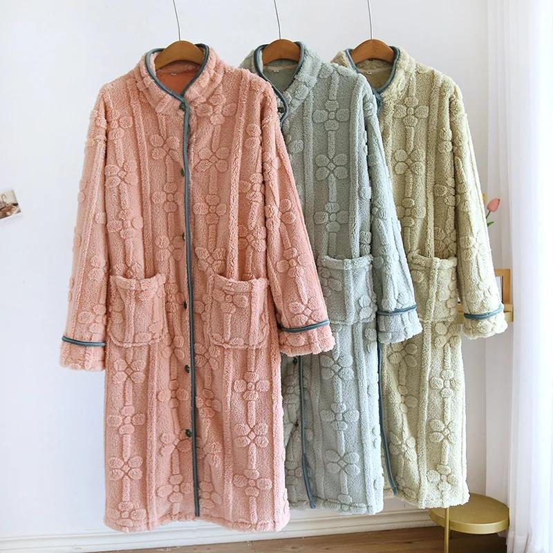 Femme portant une robe de chambre polaire rose longue