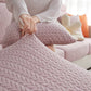 Housse polaire rose clair sur coussin de canapé
