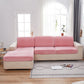 Housse en velours rose couvrant un coussin d'angle