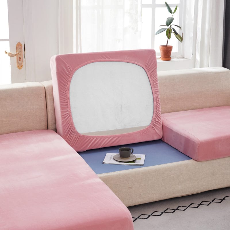 Vue latérale d'une housse en velours rose sur canapé