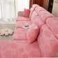Housse polaire rose installée sur coussin de canapé