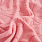 Housse polaire rose, vue d'ensemble sur canapé moderne