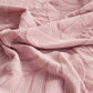 Détail du motif palmier sur housse polaire rose pour coussin