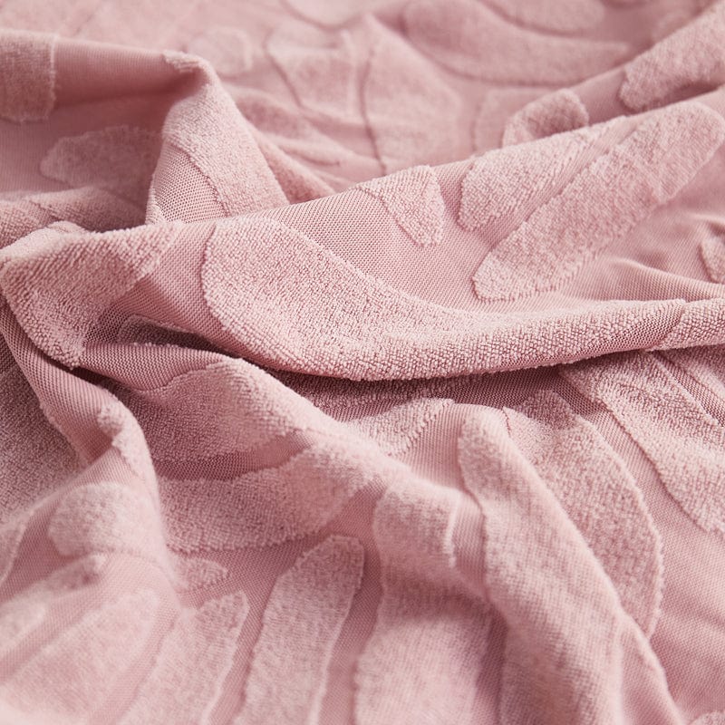 Détail du motif palmier sur housse polaire rose pour coussin
