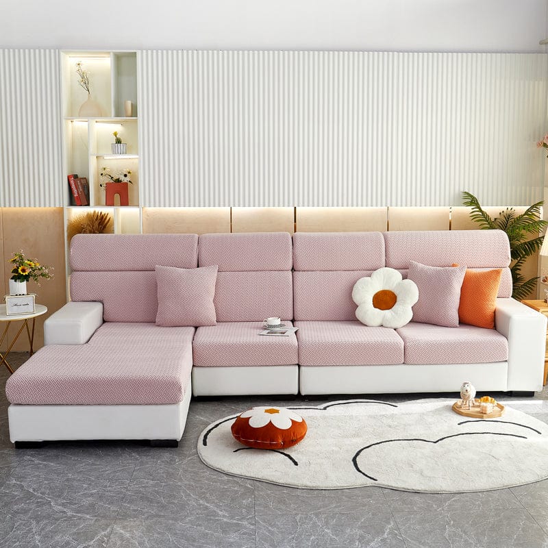 Housse polaire rose pâle installée sur un coussin