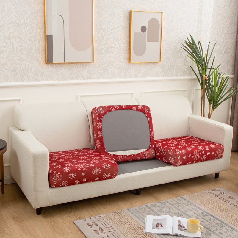 Housse de coussin rouge avec motif floral sur canapé