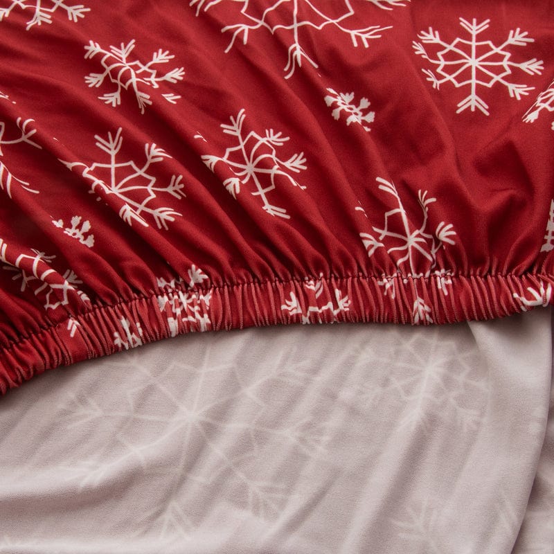 Détail du motif géométrique sur housse de coussin rouge
