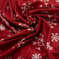 Vue latérale de la housse rouge ajustée sur coussin