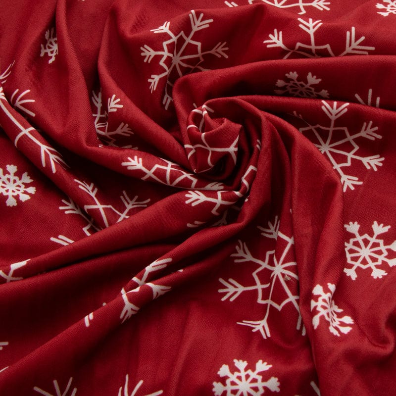 Vue latérale de la housse rouge ajustée sur coussin