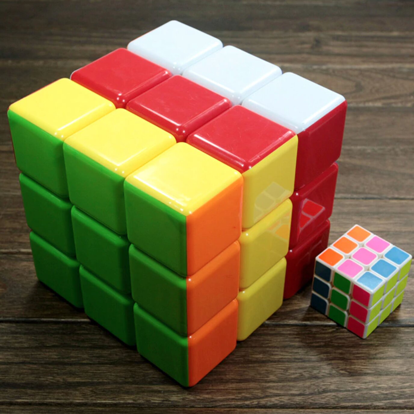 Cube 3x3 géant en rotation sur fond blanc
