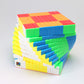 Cube 10x10 multicolore sur fond blanc, vue de face