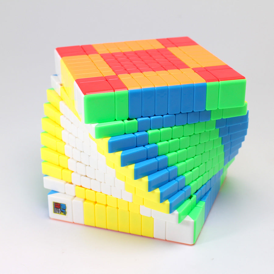 Cube 10x10 multicolore sur fond blanc, vue de face