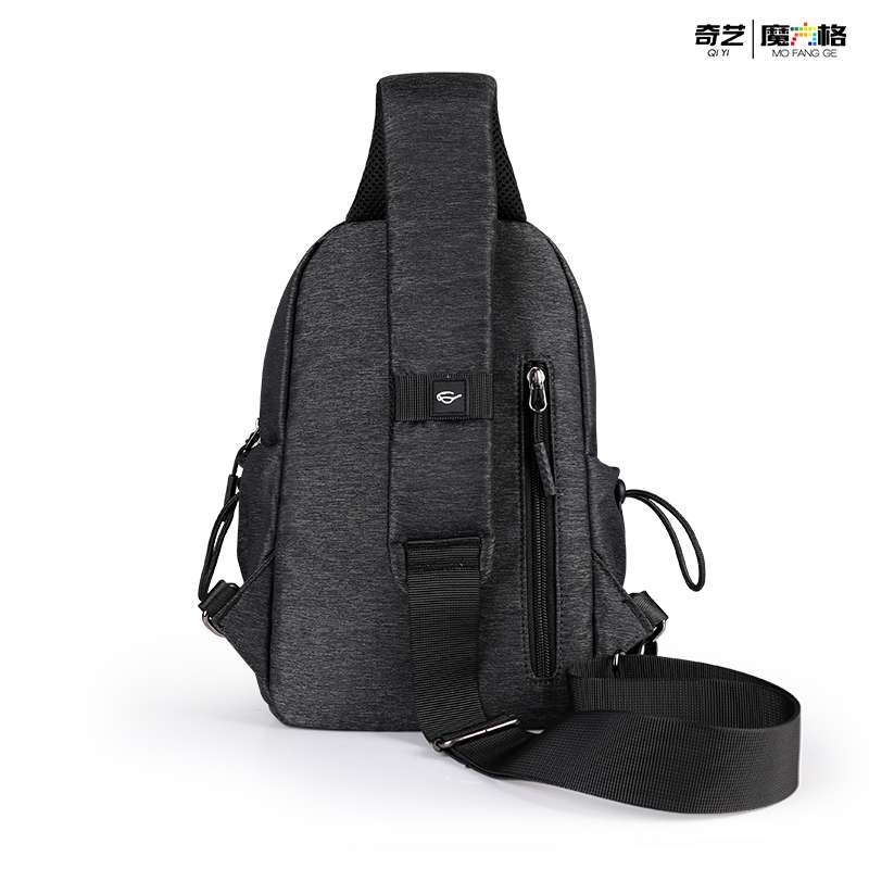 Sac à dos noir mono-brettelle sur fond blanc
