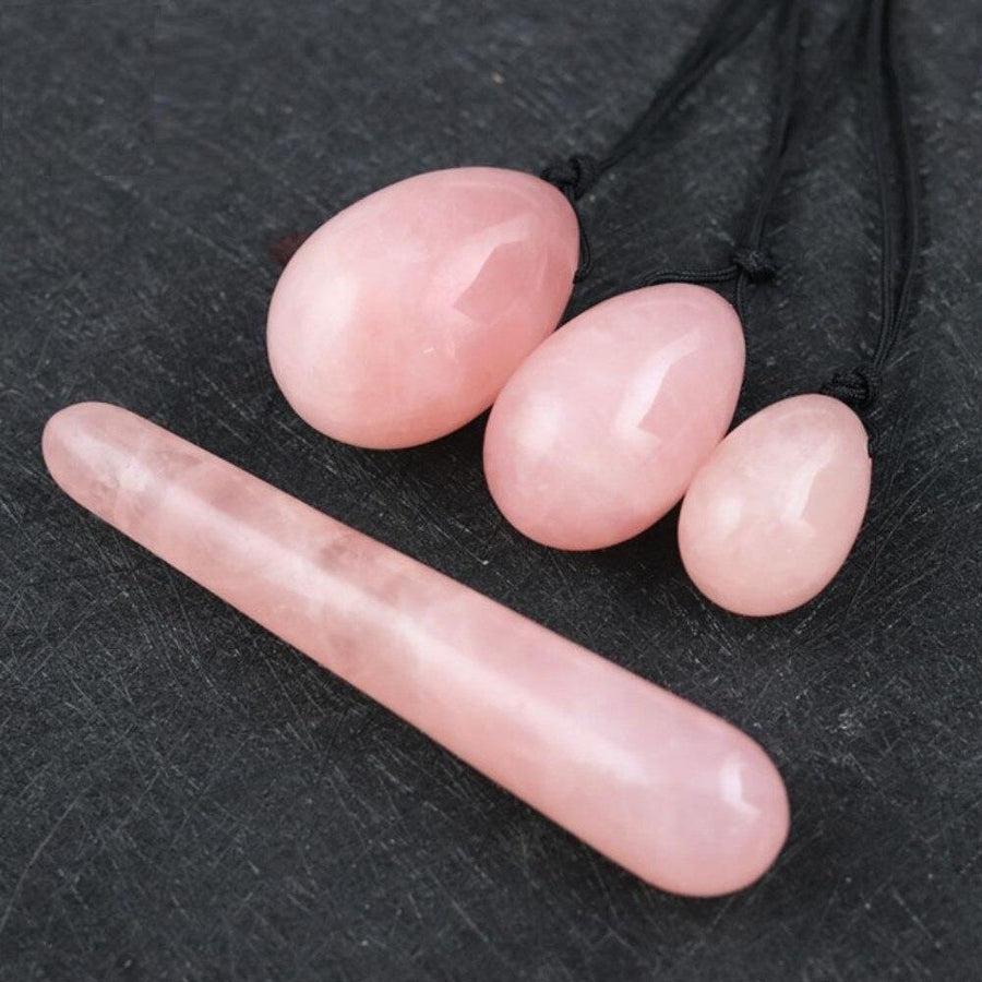 Gros plan sur un œuf de Yoni en quartz rose poli