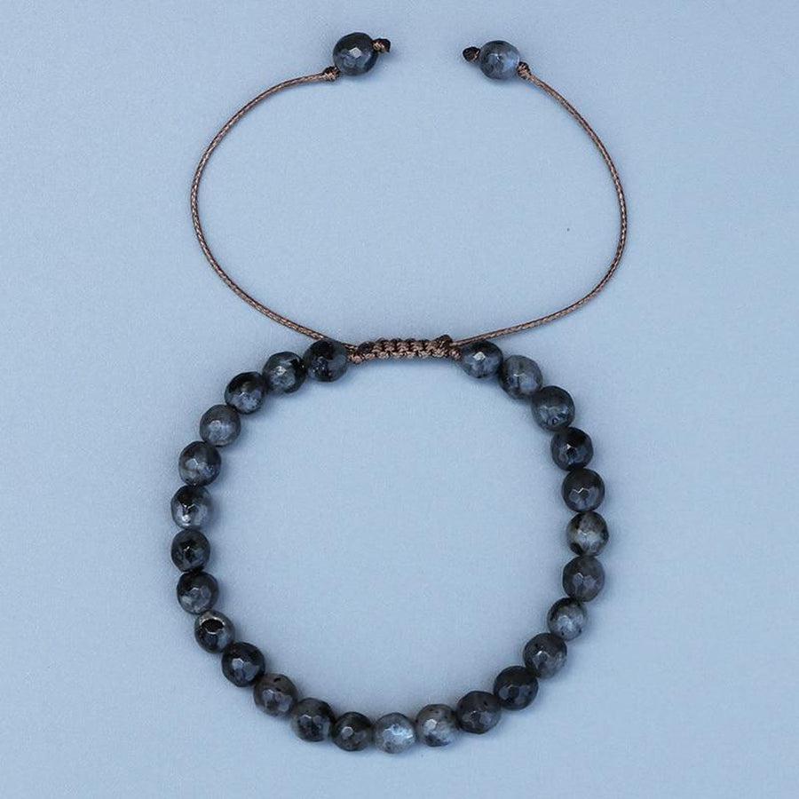 Vue latérale du bracelet Shamballa tressé en labradorite