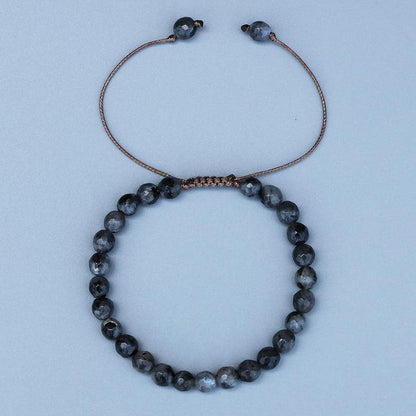 Vue latérale du bracelet Shamballa tressé en labradorite