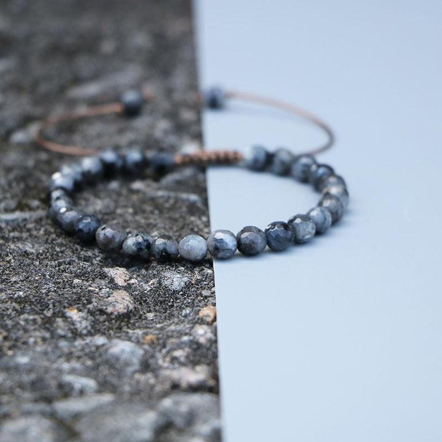 Bracelet Shamballa en labradorite sur fond blanc