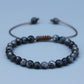 Gros plan sur perles de labradorite et nœud coulissant