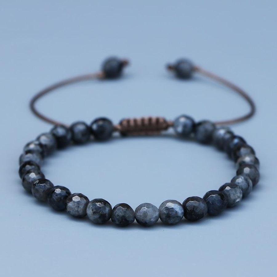 Gros plan sur perles de labradorite et nœud coulissant
