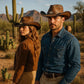 Couple à cheval portant des chapeaux cowboy en cuir