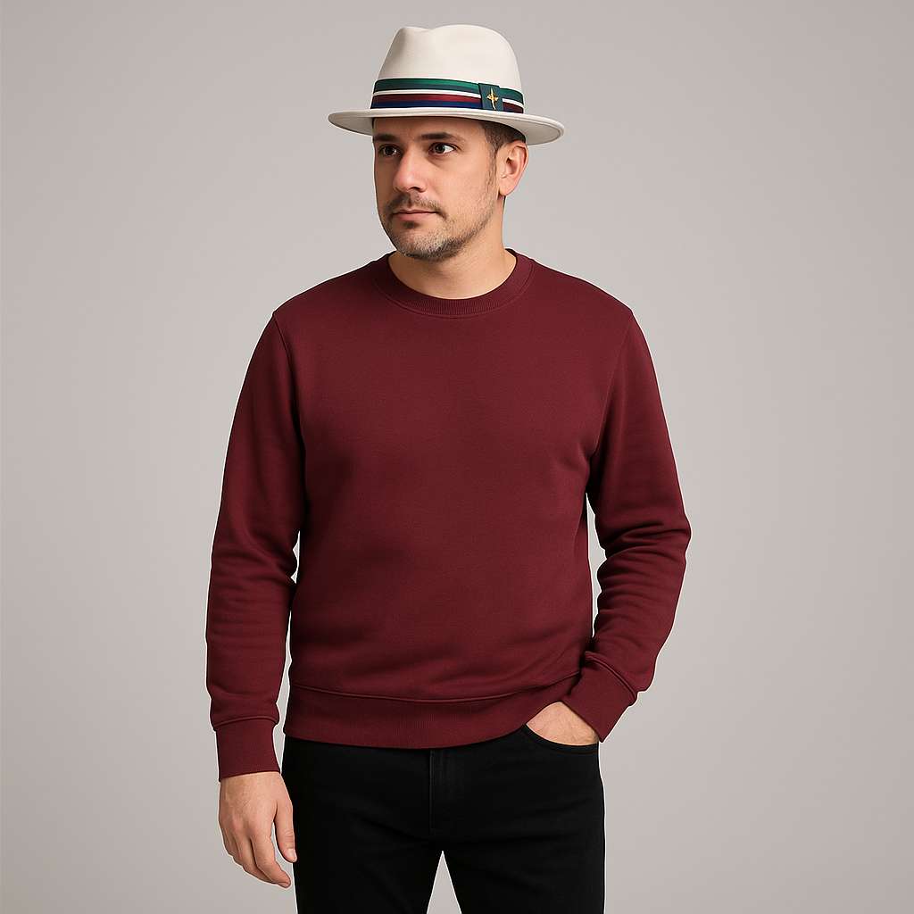 Homme portant un chapeau melon blanc en studio