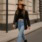 Femme en tenue urbaine portant un chapeau marron