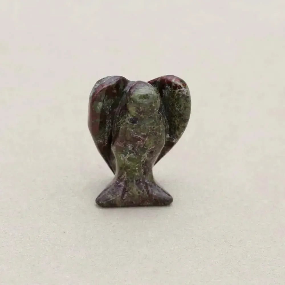 Sculpture d'ange, expression bienveillante, pierre polie