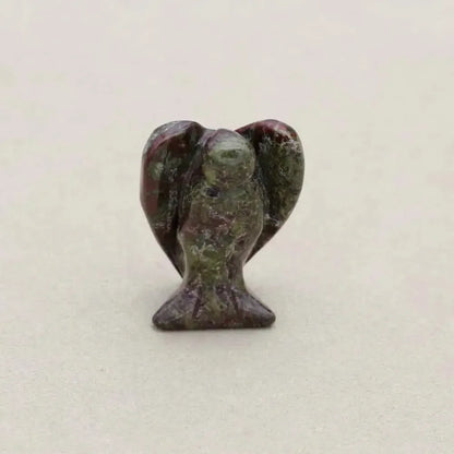 Sculpture d'ange, expression bienveillante, pierre polie