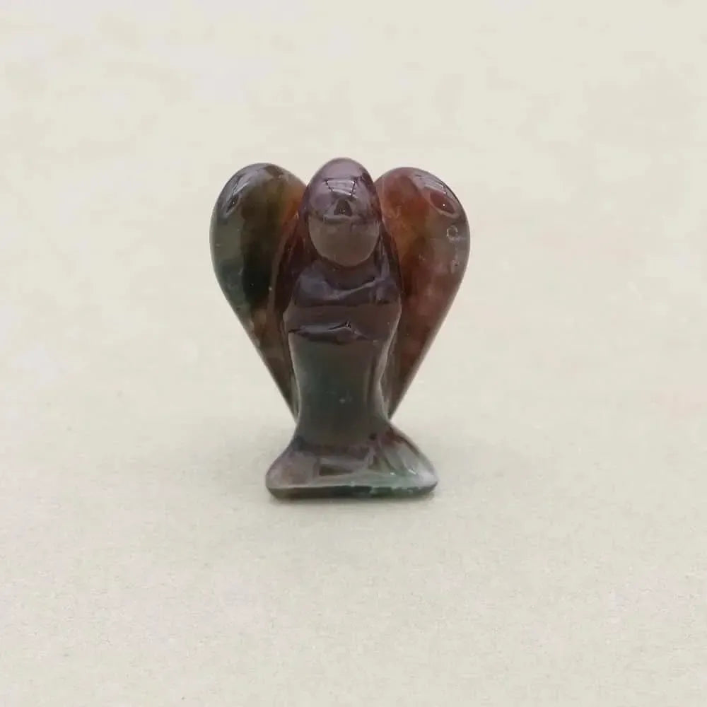 Ange en jaspe indien, détails finement sculptés