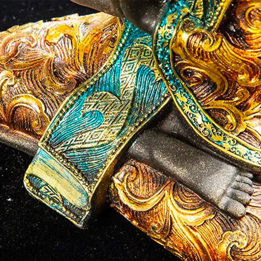 Détail du visage serein d'une statue Bouddha thaïlandaise