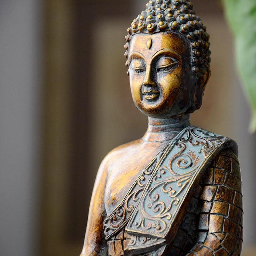 Vue de profil du Bouddha Maravijaya en résine