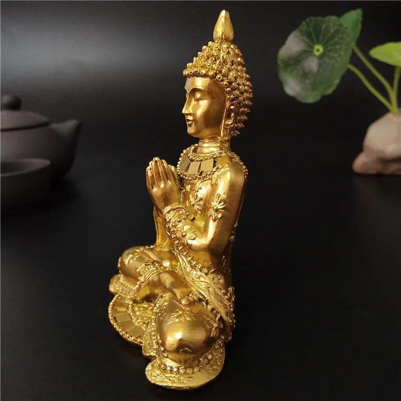 Vue rapprochée de la statue Bouddha or, détails du visage