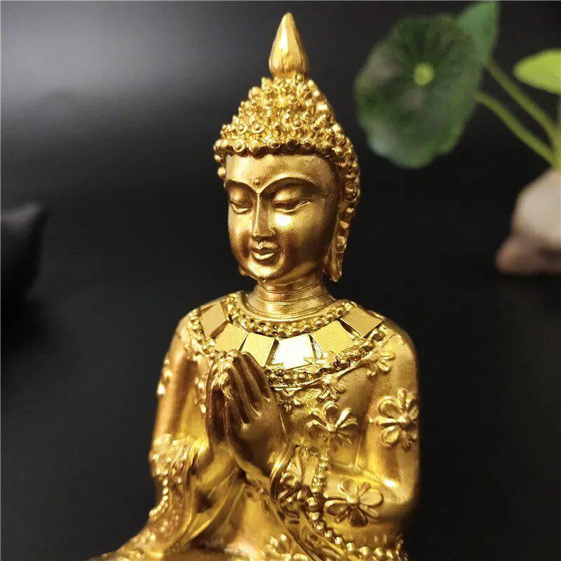 Détail des mains jointes de la statue Bouddha or