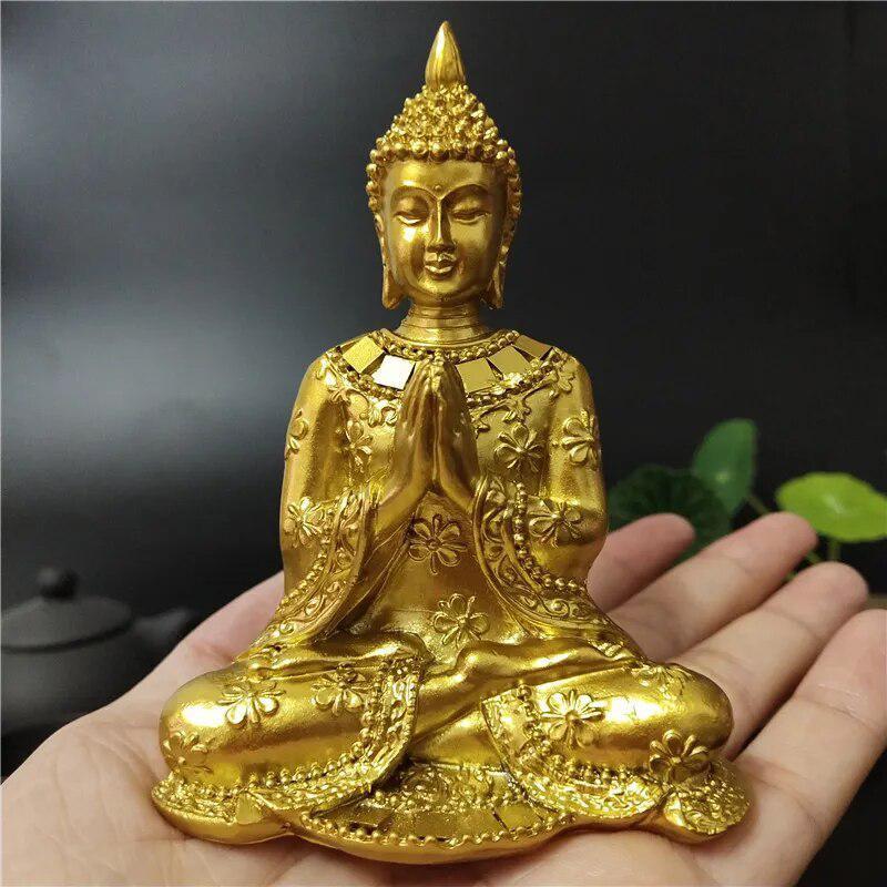 Vue arrière de la statue Bouddha or en position namasté