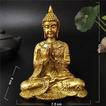 Statue Bouddha or namasté, mise en scène sur une étagère